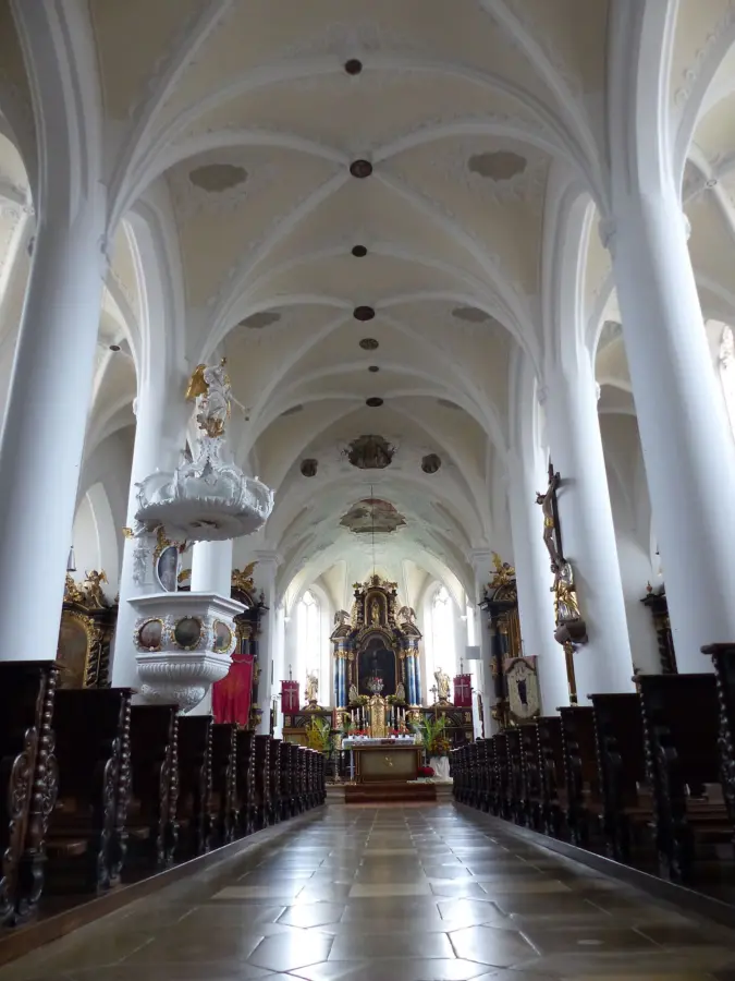 Stadtpfarrkirche St. Walburga Monheim - Blick über den Hauptgang zum Altarraum