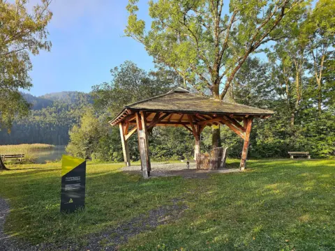 Ruhepavillon am Seeufer in Weißensee