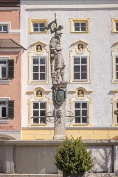 Florianibrunnen am Stadtplatz Tittmoning
