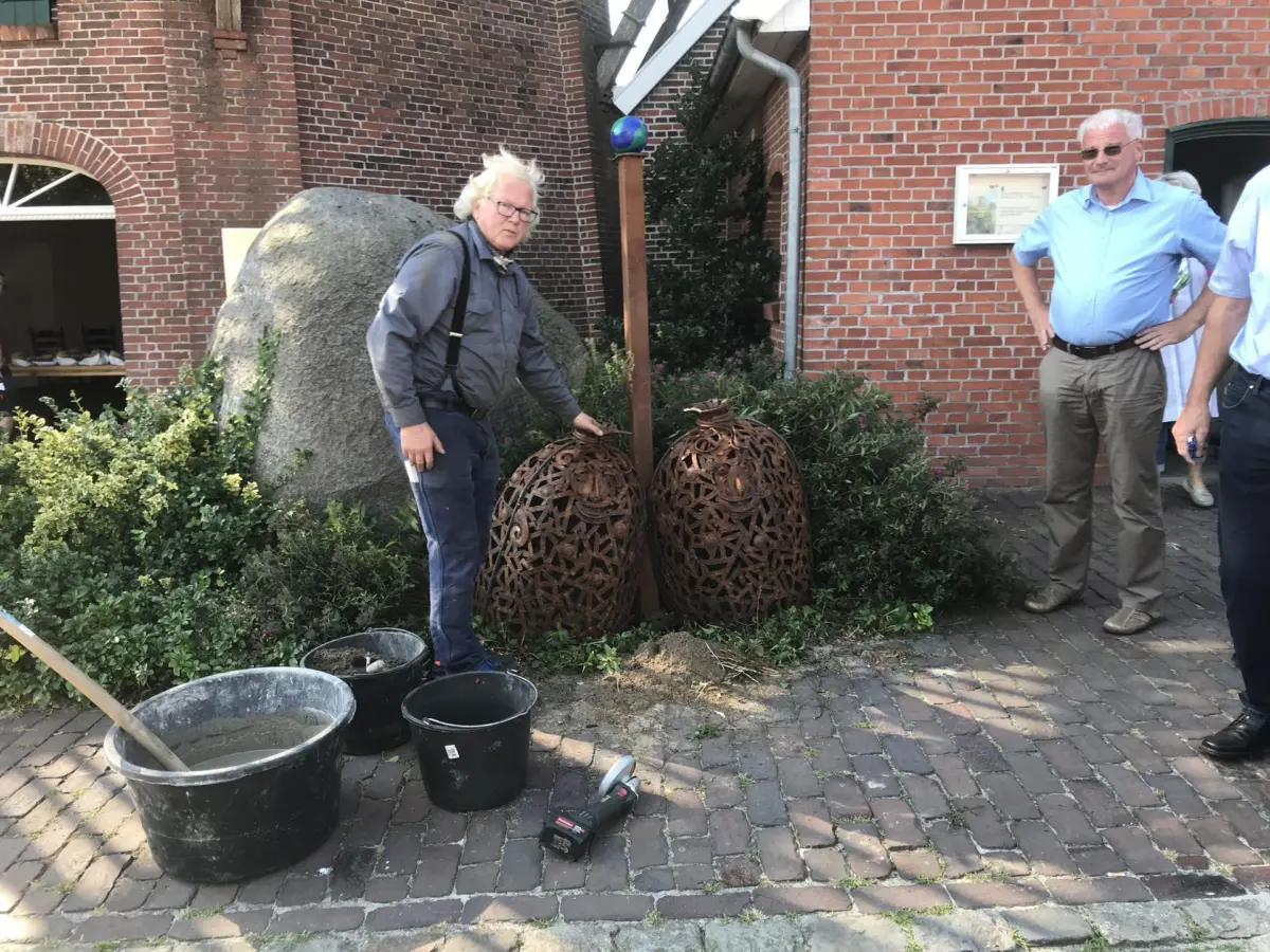 Künstler Jörg Ridderbusch beim Aufbau
