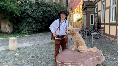 Choco on Tour mit seinem Nachtwächter