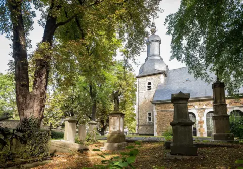 Finkenbergkirche und Kupfermeisterfriedhof: Glaube und Arbeit in Stolberg