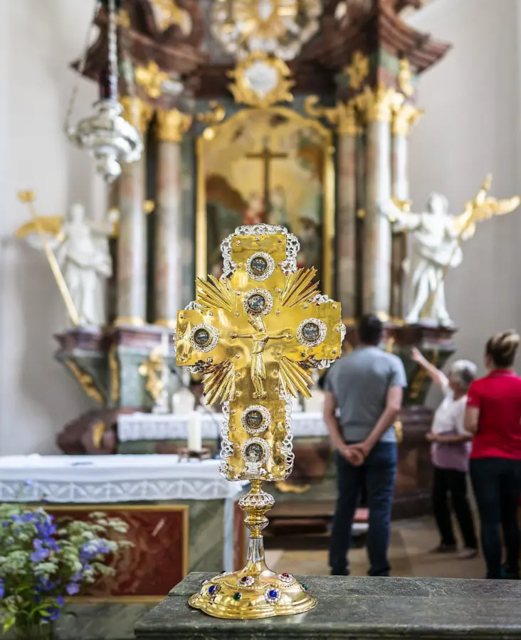 Rokoko-Hochaltar der Wallfahrtskirche Heilig-Kreuz in Schambach